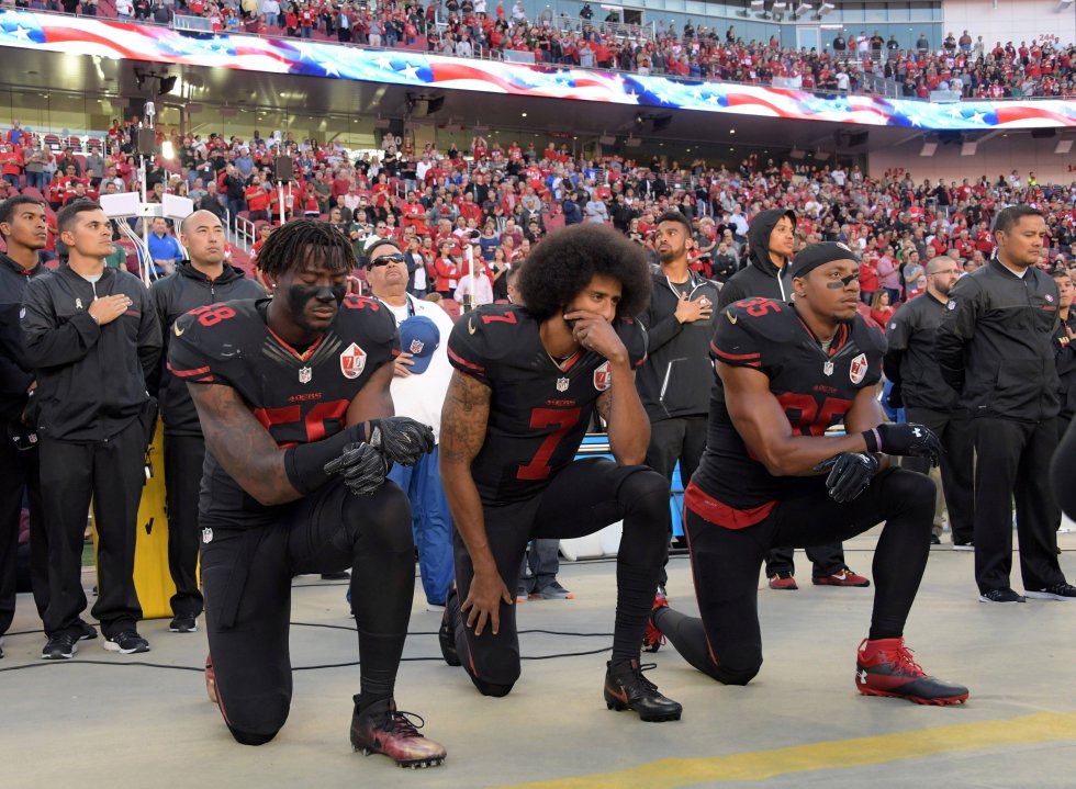 Para ser justos Colin Kaepernick, el exjugador de los San Francisco 49ers, fue el primero que se puso de rodillas cuando se entonó el himno de EEUU en 2016 como símbolo de protesta contra la violencia racial en Estados Unidos, pero lo que es cierto es que no fue hasta 2017 cuando el gesto se masificó, sobre todo después de que el presidente Trump tuiteara que todos los futbolistas que se arrodillaban debían ser suspendidos o despedidos. La respuesta por parte de los jugadores de la NFL fue tan avasalladora que incluso Jerry Jones, uno de los más conservadores, decidió ponerse de rodillas para solidarizarse con Kaepernick, la mente detrás de este movimiento que rechaza el racismo.