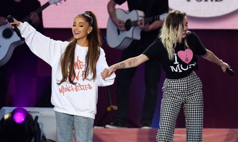 El pasado 22 de mayo Ariana Grande se vio inmersa en una de las peores tragedias a las que ha tenido que enfrentarse con sus 23 años. Tras terminar un concierto en Manchester ocurrió un atentado terrorista en el estadio donde acaba de cantar. Una bomba mató a 23 asistentes y dejó gravemente hedidos a otras 500 personas. Todos hubieran entendido que la cantante decidiera alejarse por un tiempo de los escenarios, sin embargo la artista no solo no se ausentó sino que solo dos semanas después del terrible ataque terrorista se volvió a subir a un escenario en Manchester en beneficio de todas las víctimas de la bomba. Un concierto en el que estuvo acompañada, entre otros, por Miley Cyrus (en la imagen).