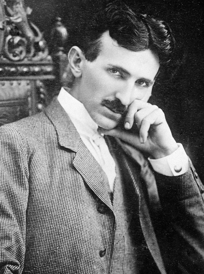 O grande inventor americano de origem balcânica Nikolas Tesla (Smiljan, Croácia, 1856 – Nova York, 1943) foi um gênio, mas careceu, sem dúvida, do tino comercial de concorrentos como Thomas Alva Edison, para quem trabalhou na juventude. Personagem-chave no desenvolvimento da indústria elétrica, Tesla é o pai de múltiplos inventos, mas vendeu a maioria dessas patentes à Westinghouse Electrics por quantias frequentemente irrisórias, muito abaixo de seu valor real. Sua principal prioridade sempre foi investir tudo o que ganhava em novos inventos, mais que assegurar a solidez de sua empresa, a Tesla Electric & Light Manufacturing, fundada em 1886. Em 1907, uma auditoria independente afirmava que as patentes que Tesla tinha vendido à Westinghouse por pouco mais de 200.000 dólares tinham um valor real de mercado superior a 12 milhões, que deveriam ser 300 milhões de dólares hoje. Com semelhante talento para os negócios, não é de estranhar que o cientista tenha se arruinado definitivamente pouco antes de morrer, em 1943. Na imagem, Nikolas Tesla em 1896.