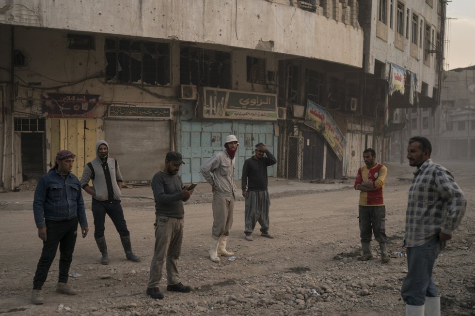 Un grupo de trabajadores reunidos en una de las calles comerciales que ocupaban la Ciudad Vieja de Mosul.