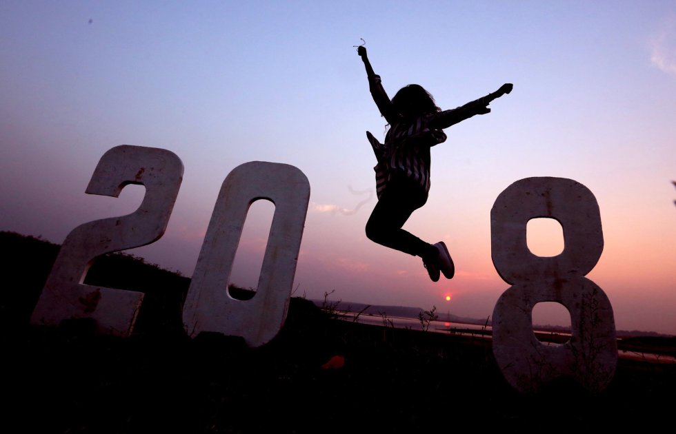 Una joven india posa para una fotografía mientras celebrael Año Nuevo en Bhopal (India).