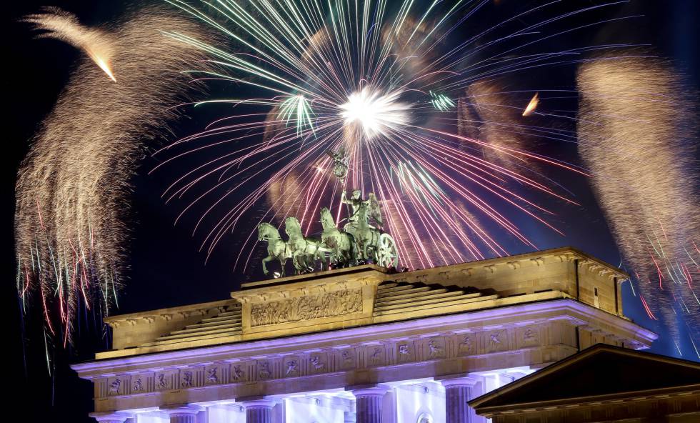 Espectáculo de fuegos artificiales para saludar el nuevo año en la Puerta de Brandeburgo de Berlín (Alemania).