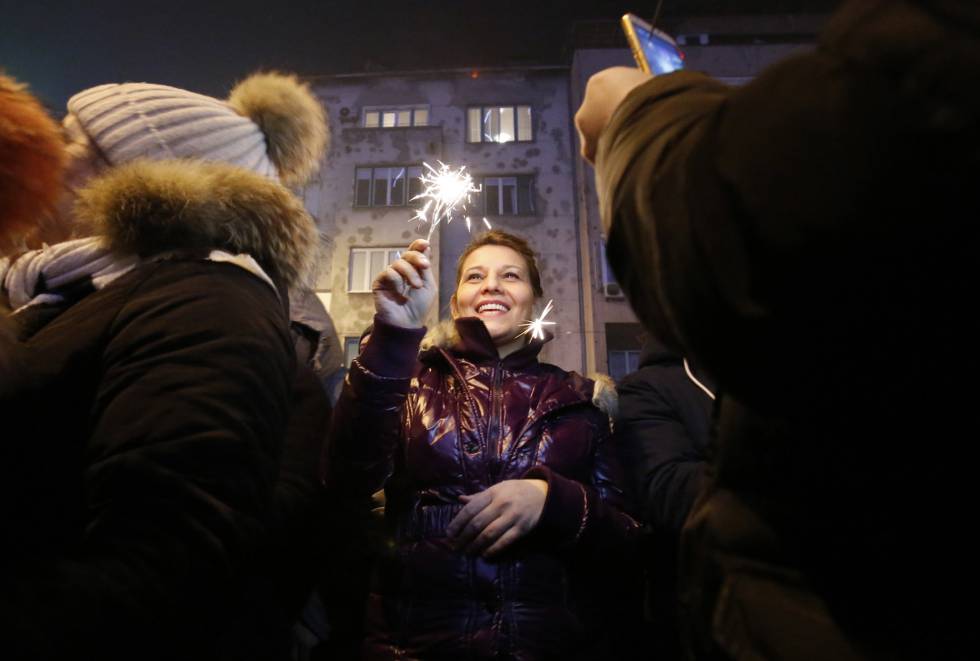 Una mujer celebra el Año Nuevo en la ciudad bosnia de Sarajevo.