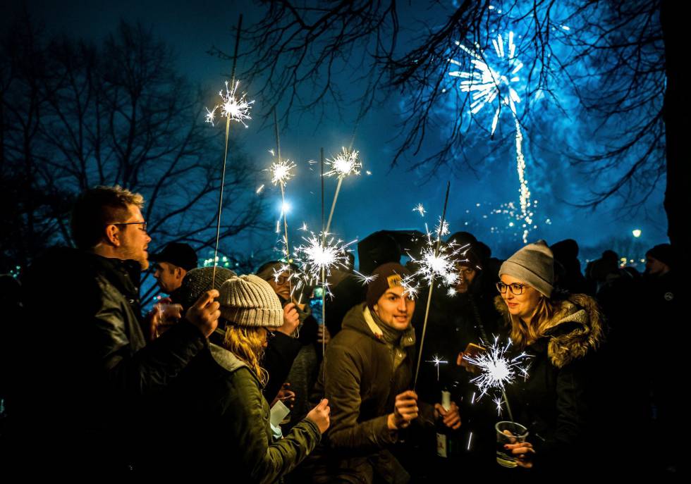 Un grupo de personas durante la celebración de Año Nuevo en la ciudad de Hamburgo (Alemania).