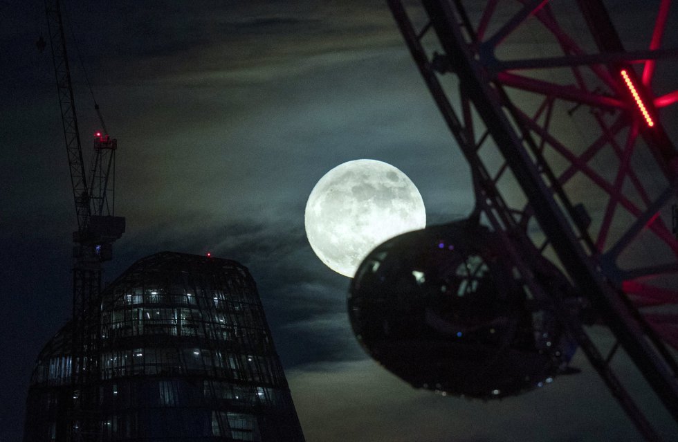 La superluna vista entre una de las cabinas del London Eye en Londres (Reino Unido), el 1 de enero de 2018.