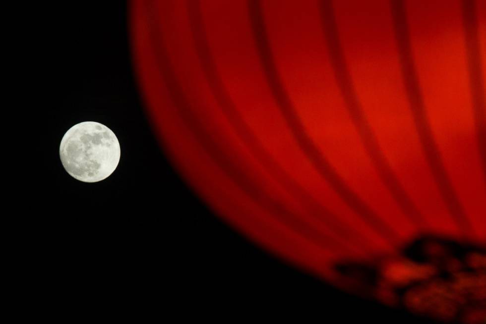 La superluna vista en la ciudad de Pekín (china), el 1 de enero de 2018.