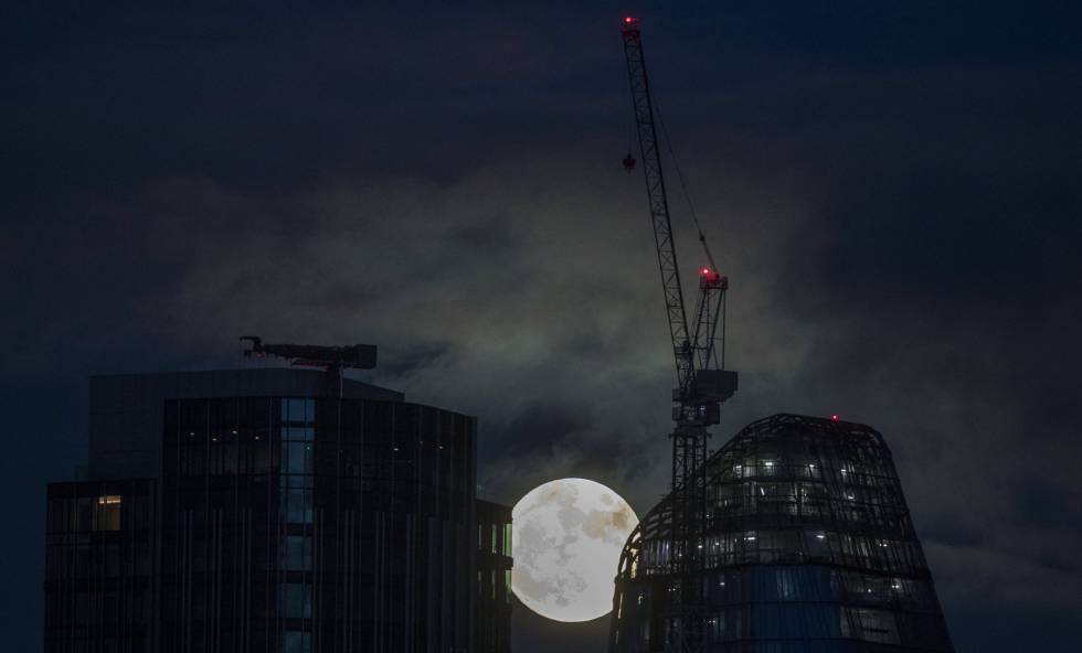 La superluna vista entre dos edificios en la ciudad de Londres (Reino Unido), el 1 de enero de 2018.