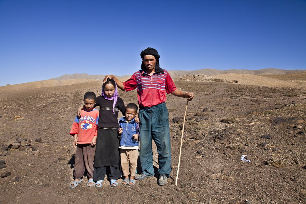 Un pastor del Alto Atlas, con tres de sus hijos. Solo los vástagos varones van a la escuela, las chicas ayudan a la madre en las tareas domésticas y cuidan del ganado.