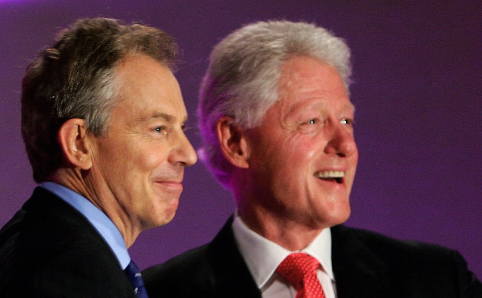 En 2016 la Biblioteca Presidencial de Bill Clinton publicó varias páginas de conversaciones telefónicas que el expresidente de Estados Unidos tuvo con el exprimer ministro británico Tony Blair entre 1997 y 2000. En ellas, Clinton se revela como un tipo bromista y gracioso y Blair como un primer ministro preocupado y formal que quiere devolver la conversación hacia cauces estrictamente políticos. En una ocasión, tras una visita del por entonces vicepresidente estadounidense Al Gore a Inglaterra en la que se sorprendió por ver un cuenco con plátanos en un despacho oficial, Clinton le dijo a Blair: "Mi equipo no me deja hablar contigo a menos que tenga un plátano en la mano. Estoy aquí sentado con un plátano, es uno grande, feo y ennegrecido". En otra conversación que salió a la luz, Clinton se ofrece para hacer de canguro con el bebé que Blair y su esposa Cherie esperaban.