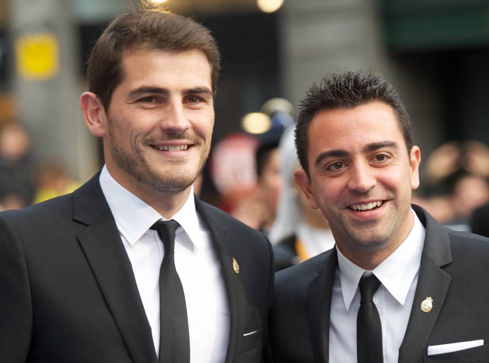 Un desencuentro en la Supercopa de España entre el Real Madrid y el Barcelona durante el verano de 2011 llevó a una llamada telefónica de Iker Casillas a Xavi Hernández que, para muchos, hizo que la tensión se trasladase a la esfera personal y desapareciese del campo de juego para llevarnos a la victoria de la Eurocopa en 2012. "En la conversación nos dijimos de todo", reveló Casillas durante una entrevista en Canal Plus. "La llamada era para reprocharnos muchas cosas, aquí Iker Casillas no pide perdón a Xavi. Para nada". Xavi dio su versión de los hechos: "Fue una conversación tensa, pero por el bien del fútbol español. En los clásicos había demasiada tensión". Una llamada que, fuese como fuese, funcionó.