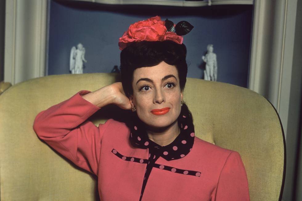 La rivalidad entre Bette Davis y Joan Crawford ya eran una leyenda para todos los aficionados al Hollywood dorado. Pero en 2017 la serie 'Feud', de Ryan Murphy, la convirtió en una de las mejores ficciones del año. Un episodio (tal vez el mejor de la serie) se centró en la venganza de Crawford contra Davis al no estar nominada al Oscar a mejor actriz por la película que coprotagonizaron, '¿Qué fue de Baby Jane?' (Robert Aldrich, 1962). Crawford llamó por teléfono a todas las nominadas a mejor actriz (Katharine Hepburn, Lee Remick, Geraldine Page y Anne Bancroft, que se daba la casualidad de que vivían en la costa este y no podían acudir a la gala) para ofrecerse a recoger el Oscar en su nombre. Todas accedieron. Cuando Anne Bancroft ganó, Davis tuvo que ver cómo era Crawford la que subía a por la estatuilla. Historia de Hollywood.