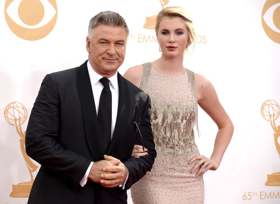 En 2007 el actor Alec Baldwin vio como unas injustificables palabras que dedicaba a su hija en un mensaje en el contestador daban la vuelta al mundo al filtrarse a Internet. En ellas, el intérprete, entonces en plena lucha con Kim Basinger por la custodia de la niña, llamaba a su hija "pequeña cerda odiosa y descerebrada" y a su madre "un dolor en el culo". El actor pidió perdón y la relación son su hija es sana a día de hoy (los dos en la imagen), pese a que en 2009 Alec Baldwin confesó en una entrevista que llegó a contemplar el suicidio tras el escándalo que se desató cuando se hizo pública la grabación.