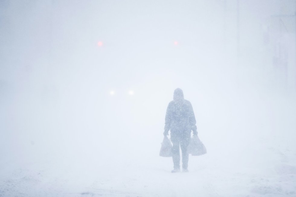 Un hombre camina entre la tormenta de nieve en Atlantic City, Nueva Jersey.