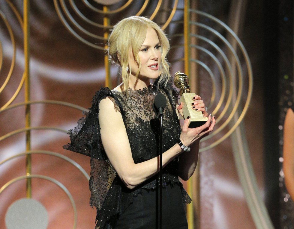 Nicole Kidman recoge su Globo de Oro como Mejor actriz de serie limitada por 'Big Little Lies' y su retrato de mujer maltratada y poderosa.