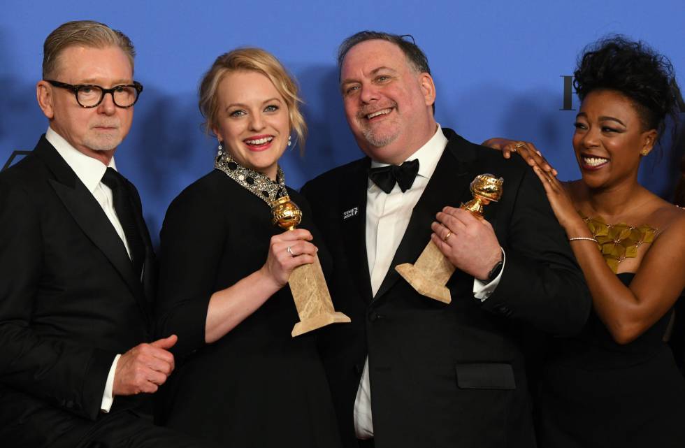 Elisabeth Moss posa con el creador de 'The Handmaid's Tale', el productor Warren Littlefield y la actriz Samira Wiley al recoger su Globo de Oro a Mejor drama, repitiendo en los Emmy.