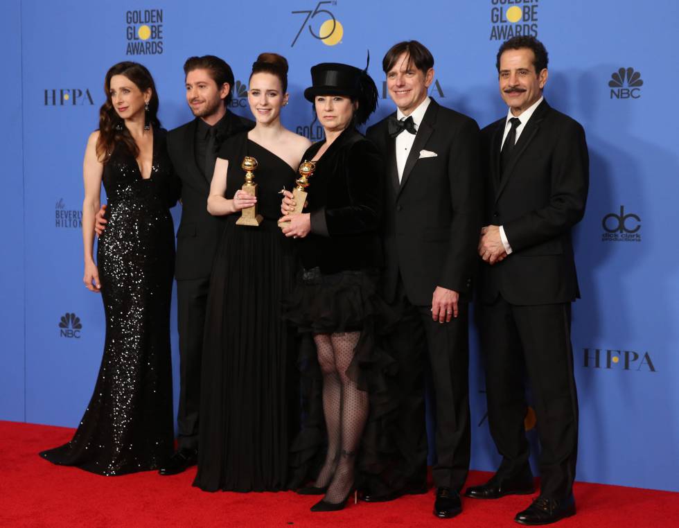 La creadora Amy Sherman-Palladino, el productor Daniel Palladino y el reparto de 'La maravillosa Sra. Maisel' de Amazon con su premio por mejor comedia (y el de mejor actriz de Rachel Brosnahan).