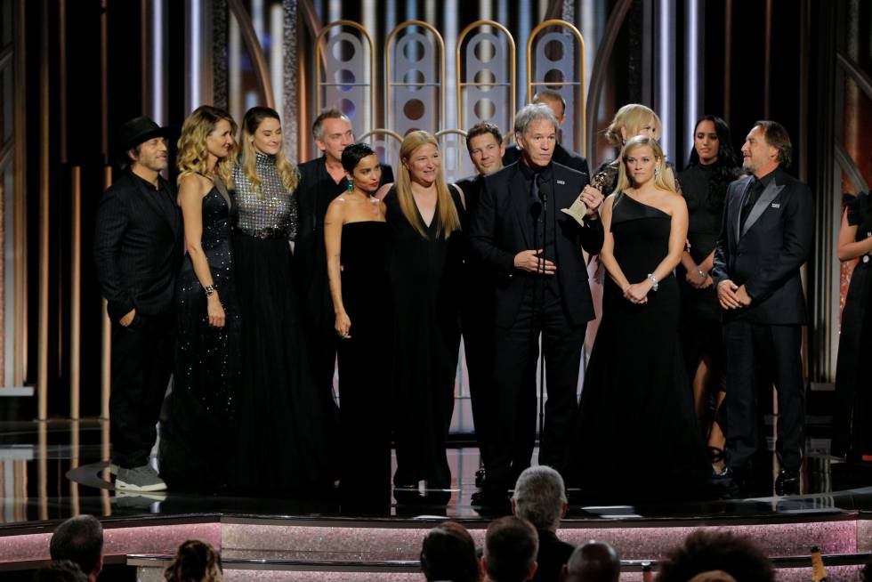 El guionista David E. Kelley sostiene el Globo de oro a mejor serie limitada por 'Big Little Lies' rodeado por su reparto y equipo. La serie ya ha sido renovada por una segunda temporada.