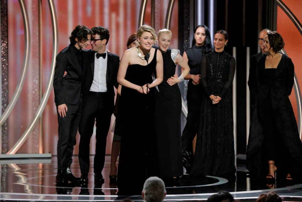 La directora de 'Lady Bird', Greta Gerwig, no nominada como directora, habla en nombre del equipo al recibir el premio a mejor comedia.