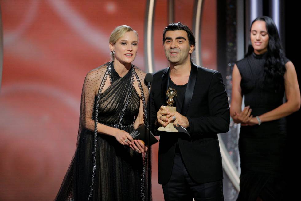 Fatih Akin, director de 'In the Fade' junto a la actriz Diane Kruger recogiendo el premio a mejor película extranjera.