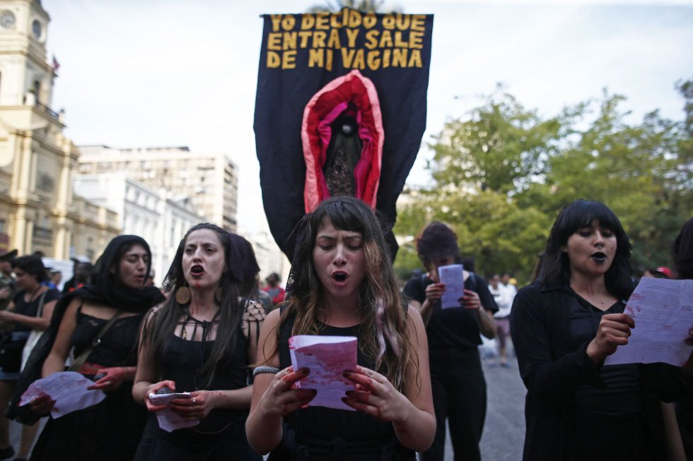 Los activistas protestan por los derechos de las mujeres frente a la Catedral de Santiago