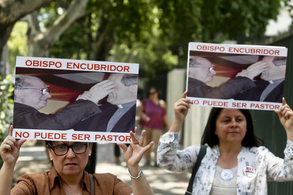 Miembros el movimiento Laicos de Osorno sujetan pancartas con la imagen del sacerdote Fernando Karadime y del obispo Juan Barros, implicados en un escándalo de pedofilia que ha suscitado numerosas protestas en el país. 