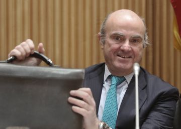 Guindos afirma que sin el rescate bancario hubieran echado a España del euro