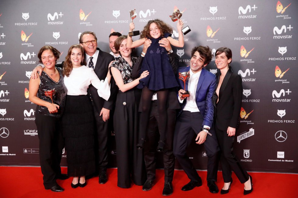 El equipo de la película 'Verano 1993' posa con lo distintos premios conseguidos, entre ellos a la Mejor Película Dramática.
