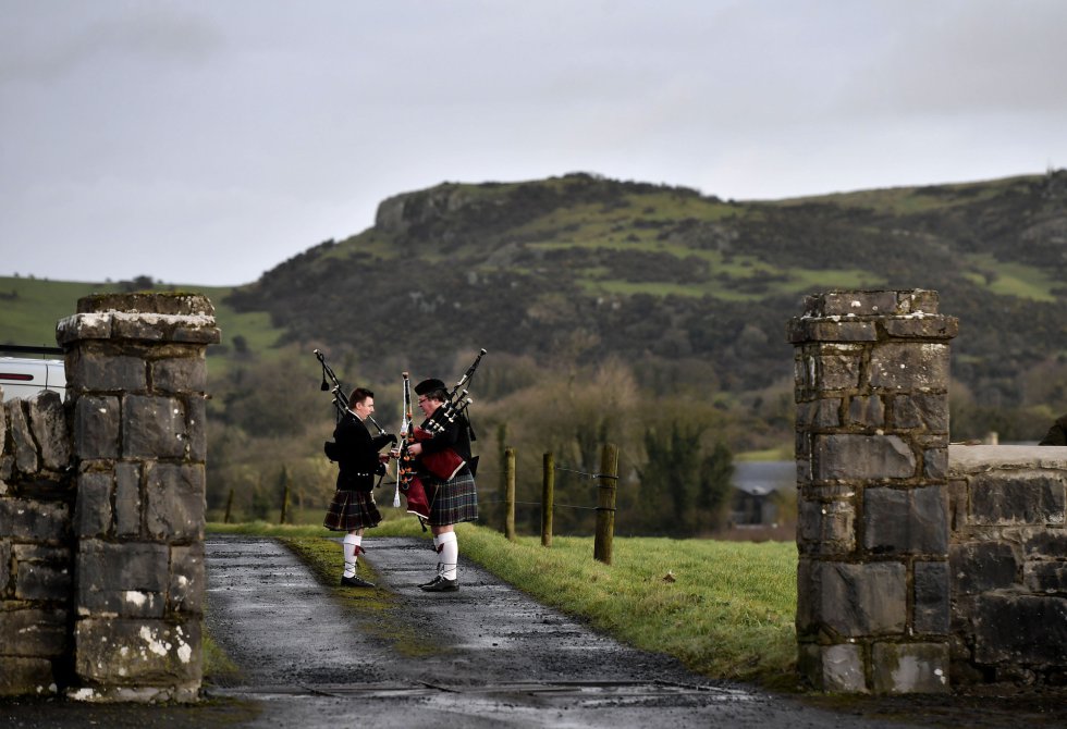 Gaiteros se preparan para el funeral de Dolores O'Riordan en la iglesia de St Ailbe en Limerick (Irlanda). T