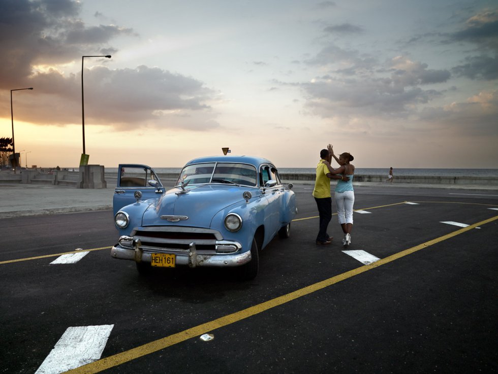 'Chevy azul y pareja bailando' (2006), La Habana. Una de las más de 150 cuidadas imágenes que incluye el libro, publicado por Photo Club.