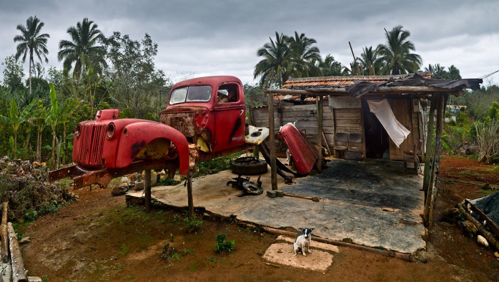 'Chabola, chucho y furgoneta' (2011), Gibara. Mellado destaca la cercanía de los cubanos, el trato humano, "como si fueran primos lejanos".