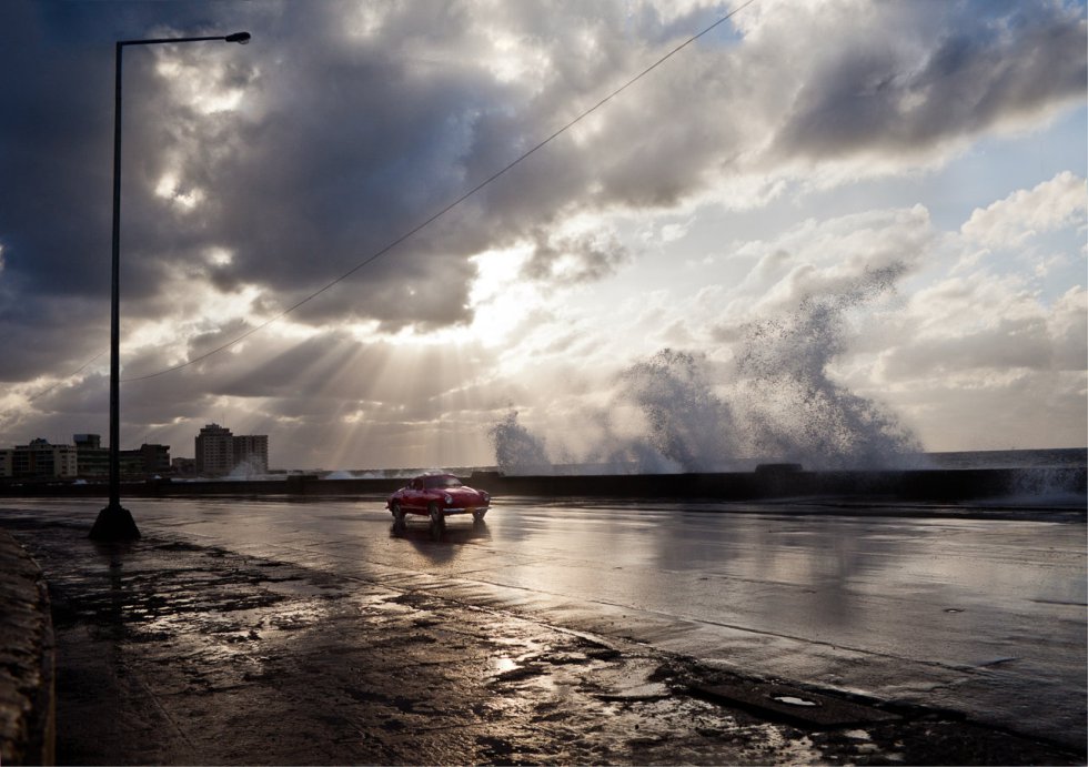 'Karma rojo en el Malecón' (2010), La Habana. Los coches tienen un capítulo propio en el volumen.