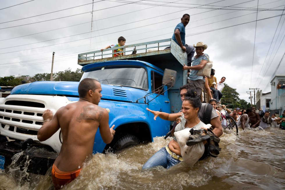La imagen de portada del libro de Mellado es para 'Desbordamiento del río' (2007), Camagüey.