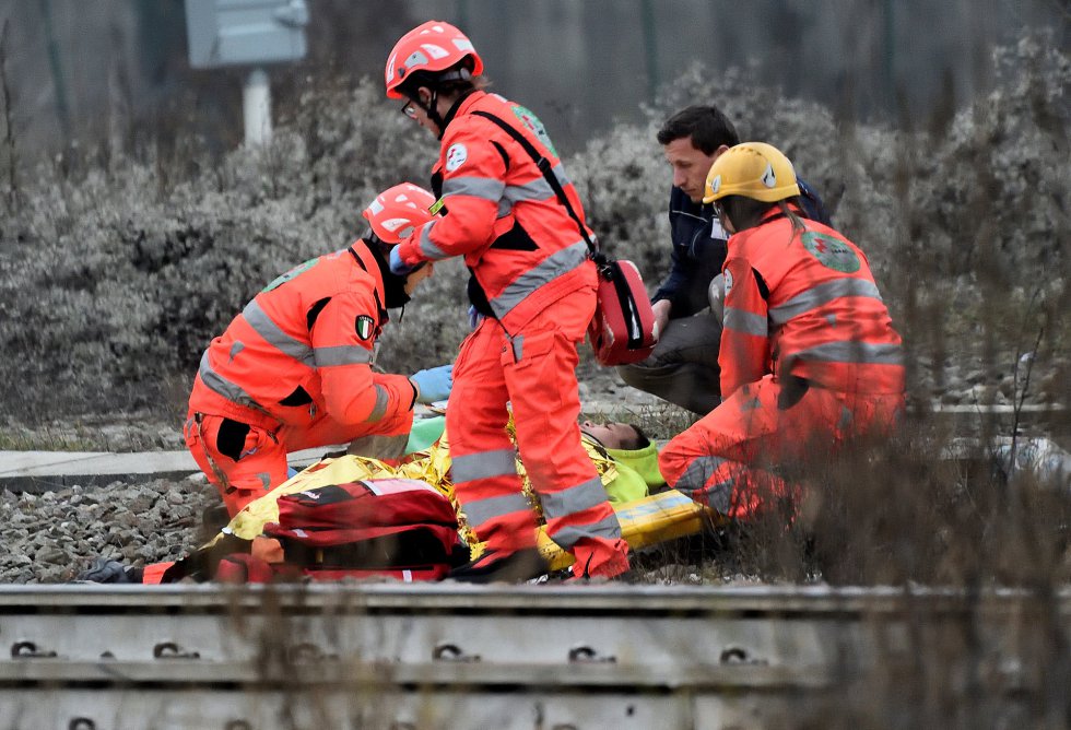 Personal sanitario junto a uno de los heridos tras el accidente de un tren en Pioltello (Italia), el 25 de enero de 2018.