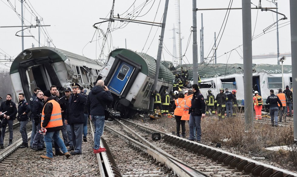 La Policía ha confirmado que hay dos víctimas mortales y que hay un centenar de heridos, la mayoría de ellos leves. En la imagen, estado de los trenes tras el accidente en Pioltello (Italia), el 25 de enero de 2018.