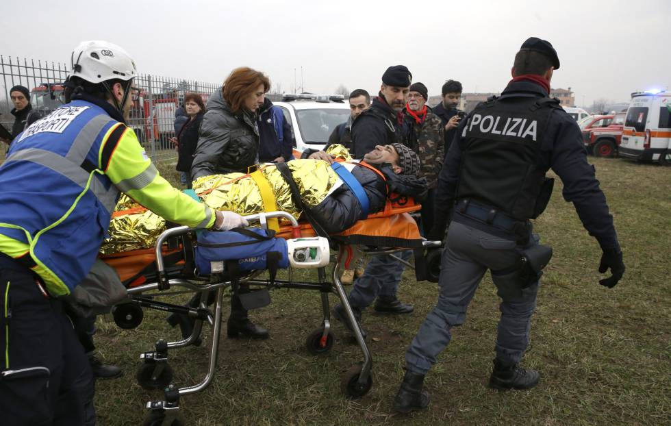 Un pasajero herido es trasladado tras el accidente de un tren en Pioltello (Italia), el 25 de enero de 2018.