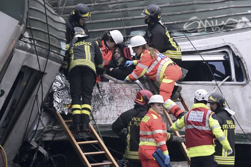 Personal sanitario sacan a una pasajera de uno de los vagones siniestrados tras el accidente en la estación de Pioltello Limito, el 25 de enero de 2018.