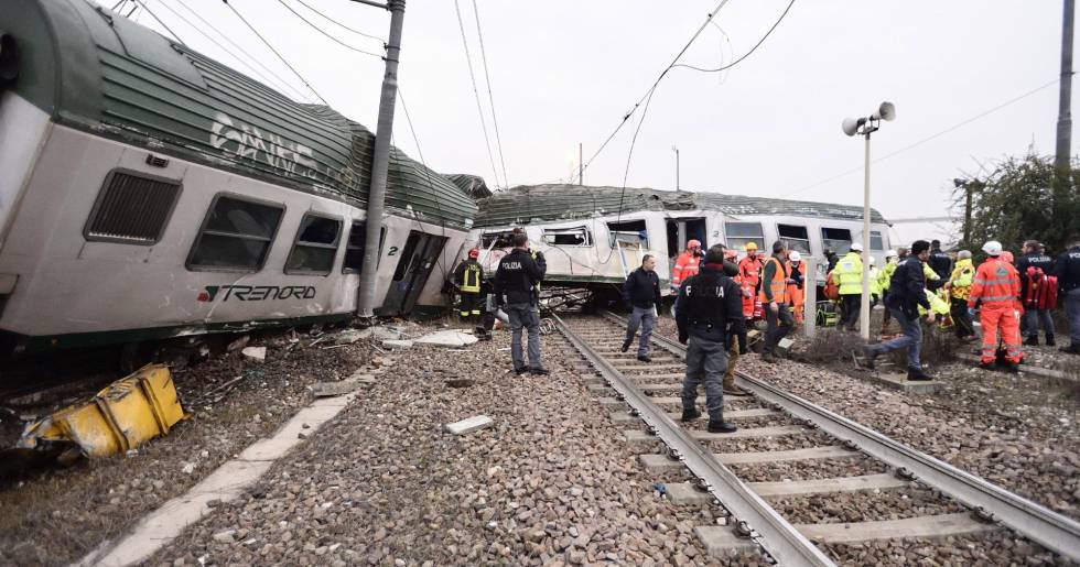 Miembros de los servicios de emergencia trabajan en el lugar del suceso después de que un tren descarrilara cerca de Milán (Italia), el 25 de enero de 2018.