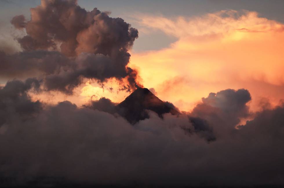 Vista del volcán Mayon desde la ciudad de Legazpi (Filipinas).