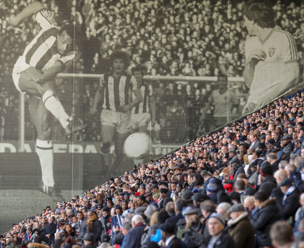 Vista general de los aficionados frente a un póster de Cyrille Regis durante un memorial por su muerte celebrado en The Hawthorns (Inglaterra).