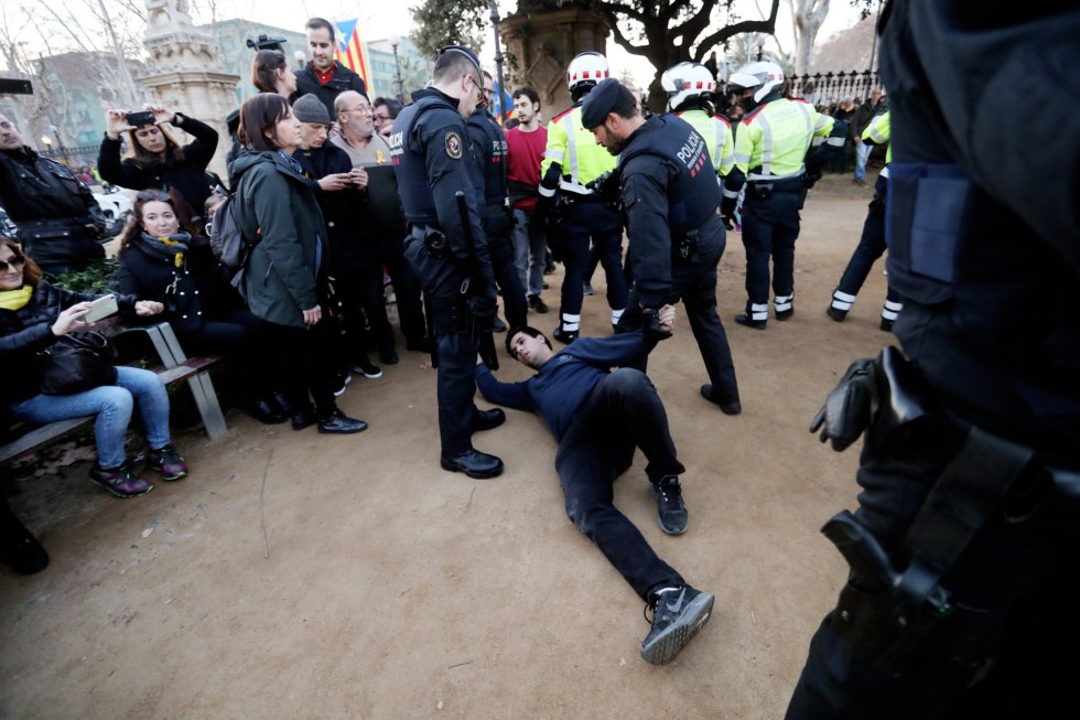 Centenares de manifestantes rompen el cordón policial y llegan ante el Parlament 1517334564_717344_1517334953_album_normal