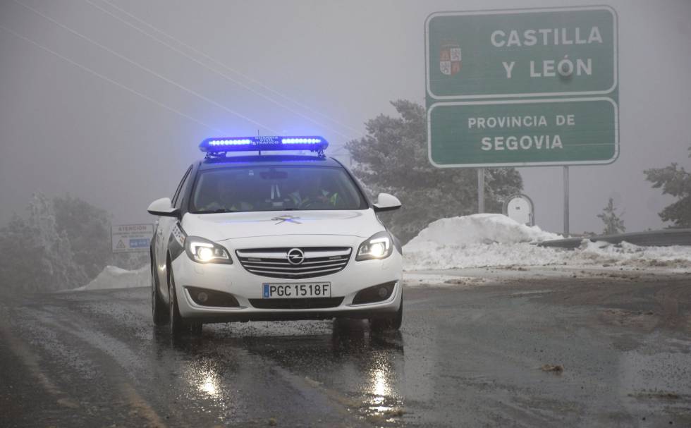 Un coche de la Guardia Civil circula por el Puerto de Navacerrada, en la M-601, el 2 de febrero de 2018.