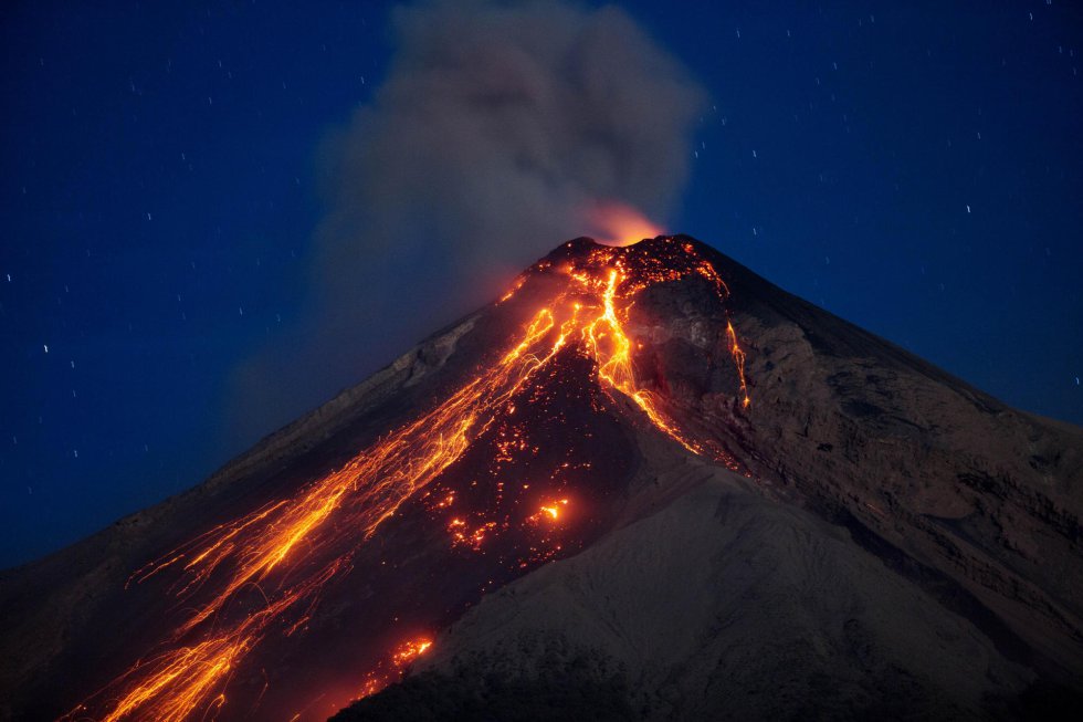 Las explosiones del volcán de Fuego son "débiles y moderadas" y levantan una columna de ceniza de 4.700 metros de altura sobre el nivel del mar, que se desplaza a unos 15 kilómetros en dirección suroeste.