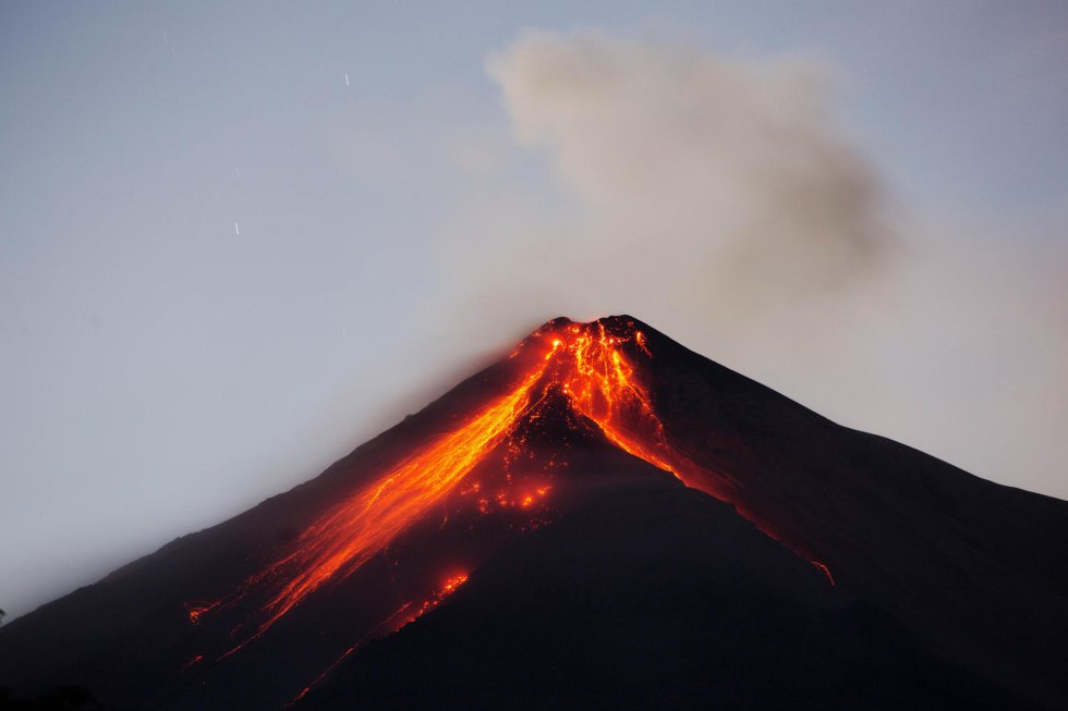 Vista de la erupción del Volcán de Fuego desde el municipio de Alotenango, Sacatepéquez (Guatemala), este jueves. La primera erupción de este año del volcán de Fuego, ubicado a unos 50 kilómetros de la capital de Guatemala, finalizó después de 20 horas de actividad.