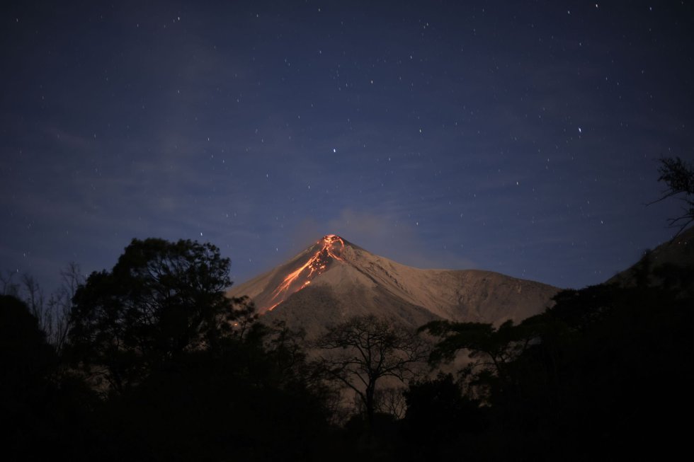 El volcán, de 3.763 metros de altura, está situado entre los departamentos de Escuintla, Chimaltenango y Sacatepéquez y es, junto a los de Santiaguito y Pacaya, uno de los conos más activos de los 32 que tiene el país centroamericano.