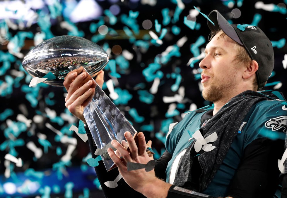 Nick Foles de los Philadelphia Eagles celebra con el trofeo Vince Lombardi el que su equipo haya ganado la Super Bowl 52.