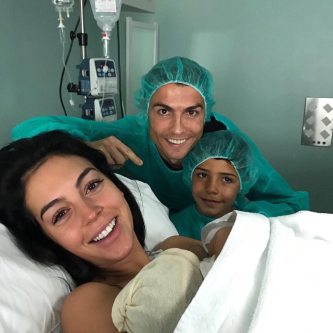 Unos meses después de convertirse en padre de tres hijos, Cristiano Ronaldo y Georgina Rodríguez dieron la bienvenida a su primera hija en común, Alana Martina. Como hizo en las otras ocasiones, el futbolista anunció el nacimiento de su hija pequeña publicando esta imagen en su Instagram, foto que se convirtió en una de las que más 'me gusta' tuvo en 2017. Hoy tiene más de 11.300.000 'likes'.