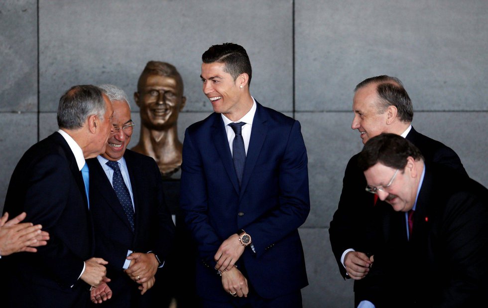 “Nunca lo pedí, pero no soy hipócrita. Soy feliz”, dijo Cristiano Ronaldo en marzo de 2017. Ese día se bautizaba el aeropuerto de Madeira con su nombre, aunque las noticias se las llevó el busto de su rostro que se se descubrió y que poco tenía que ver con él.