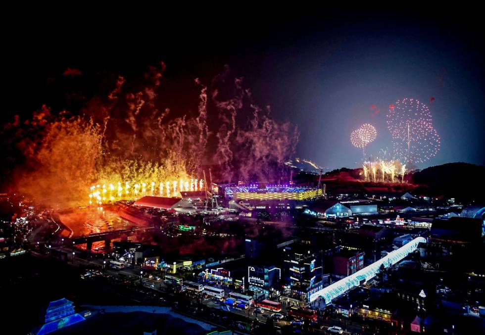 Vista general de los fuegos artificiales en el estadio de PyeongChang durante la ceremonia de inauguración de los Juegos Olímpicos de Invierno 2018.