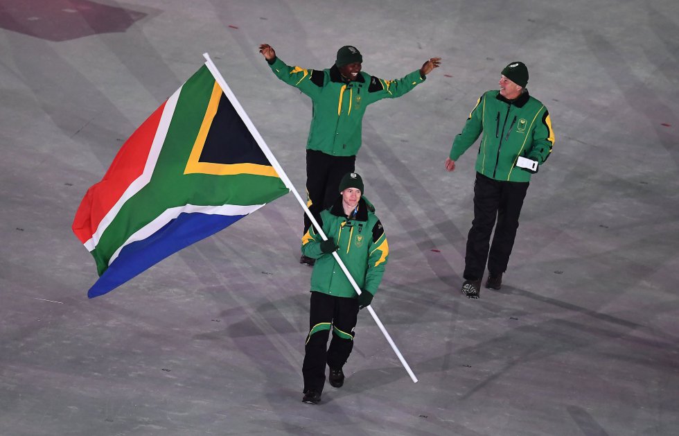 Connor Wilson leva a bandeira da África do Sul, na Cerimônia de inauguração dos Jogos Olímpicos de Inverno 2018 de PyeongChang, na Coreia do Sul, nesta sexta-feira, 9 de fevereiro.