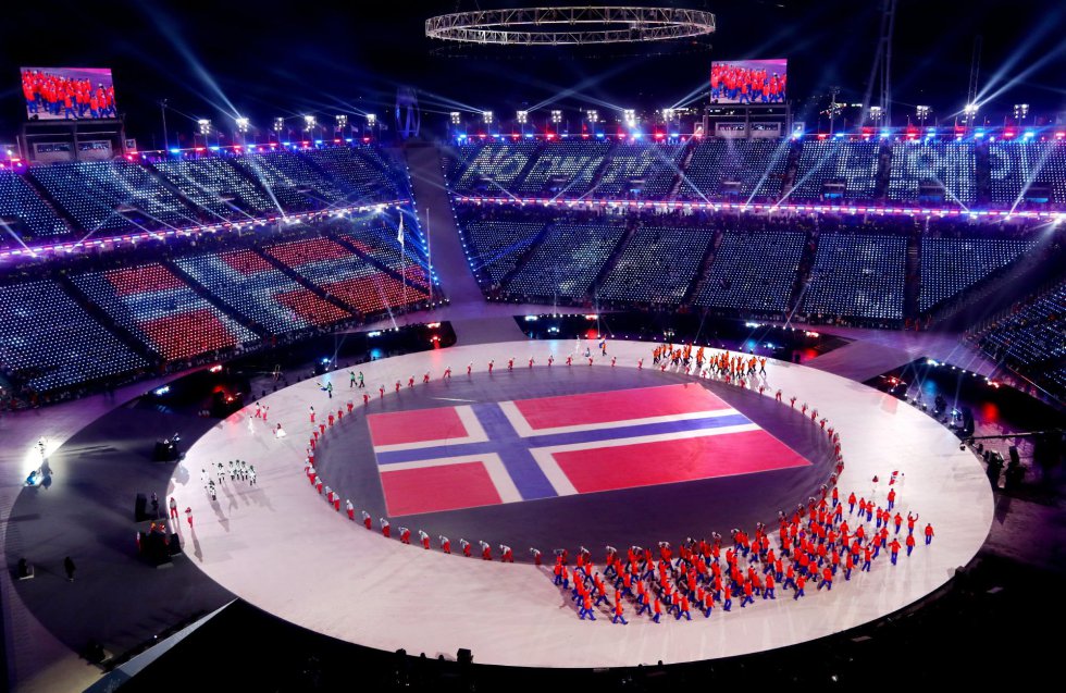 A delegação norueguesa durante sua entrada na cerimônia de abertura dos Jogos Olímpicos de Inverno de PyeongChang 2018.